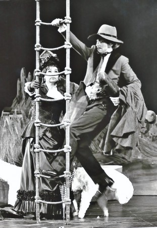 Orpheus in der Unterwelt mit Eva Servaes als Öffentliche Meinung